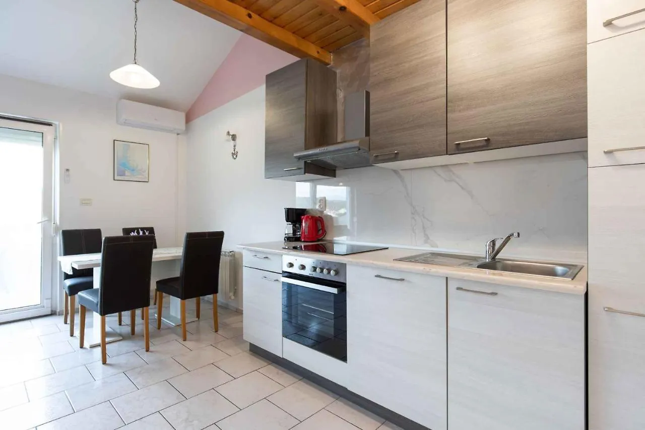 Apartment In Kornic - Insel Krk 42615